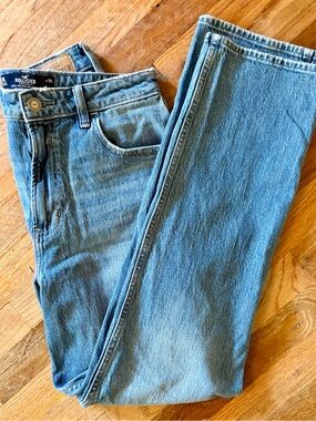 Hollister Women's Ultra High Rise Medium Light Blue Straight Leg Jeans 10L